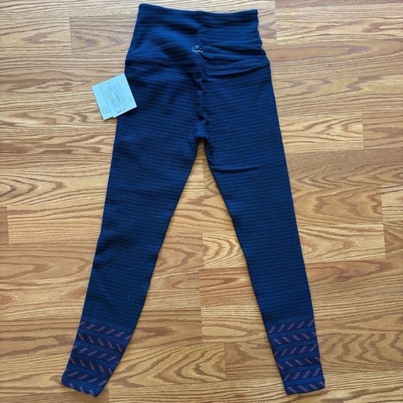 Beyond Yoga Desert Border High Waisted Midi Leggings Blue Red Striped XSmall NWT - Picture 3 of 7